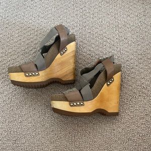 BCBGMaxAzria summer grey and tan wooden wedge - high! Size women’s 6.5